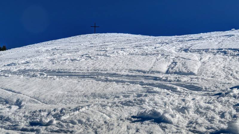 Das Gipfelkreuz von Gulme ist bereits ganz nah