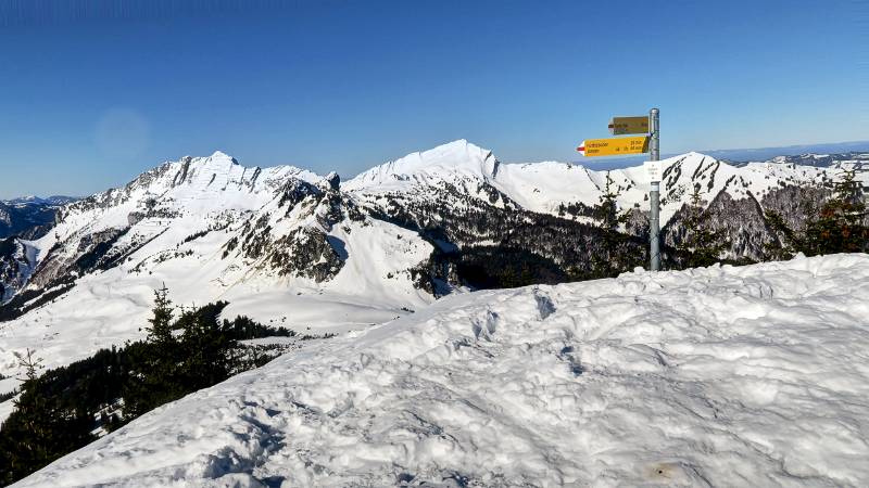 Auf dem Gipfel von Gulme mit Mattstock und Speer im Hintergrund