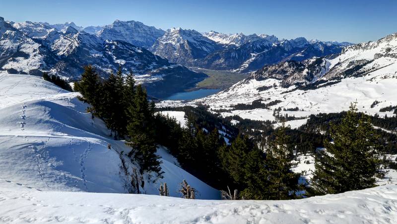 Unten ist Walensee und Glarner-Berge am Horizont