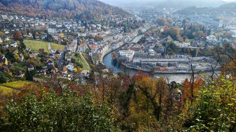 Die Limmat-Kurve in Baden mit Thermalbädern am Ellbogen