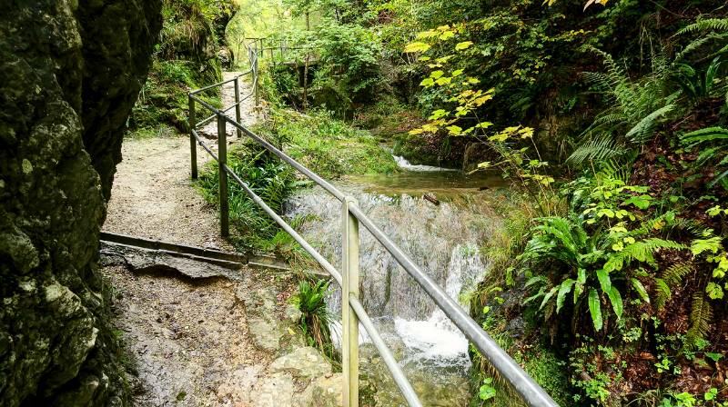 Bequemer Weg entlang des Flusses