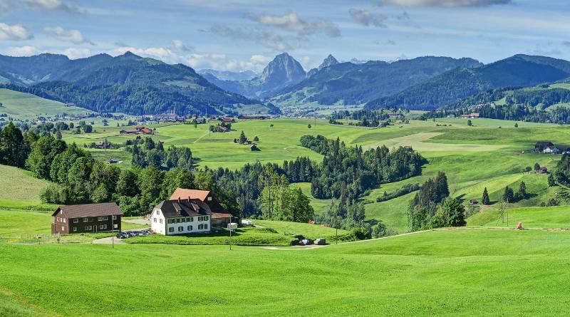 Einsiedeln und Mythen vorne