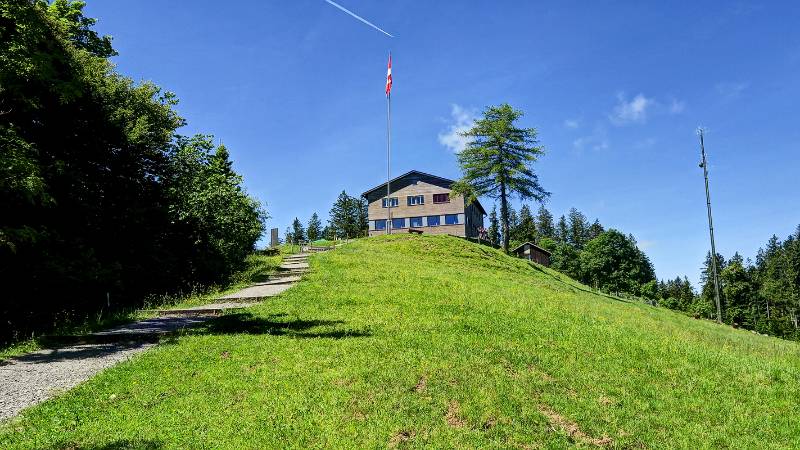 Etzel mit Fahne, Restaurant und Antenne