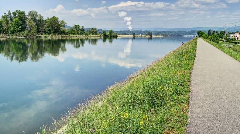 Am Ende des Sees ist Wasser Kraftwerk und weiter dampft KKW