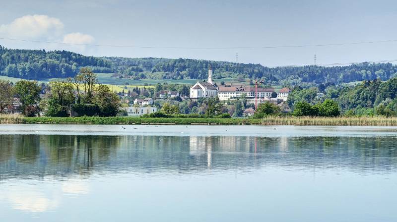 Am anderen Ufer ist die grosse Kirche von Leuggern