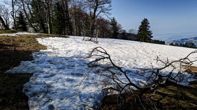 Einige Hänge sind immer noch mit Schnee bedeckt