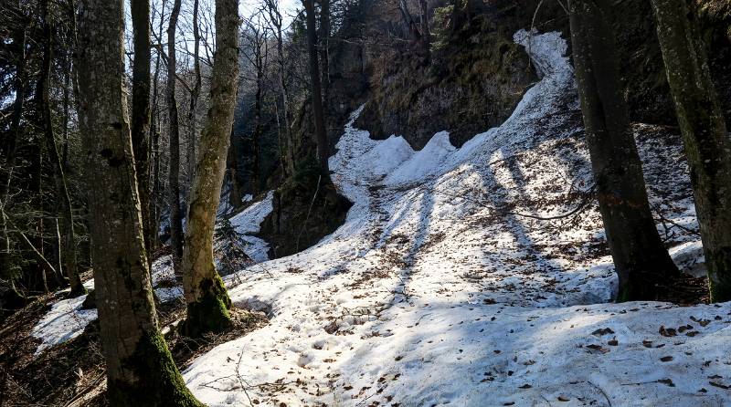 Schattiger Aufstieg auf den Grat geht auf dem Schnee