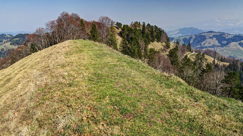 Schöne Abstiegsroute auf dem Rücken des Grats