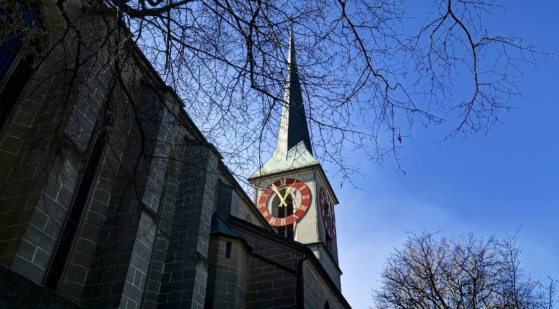 Der Turm der Kirche