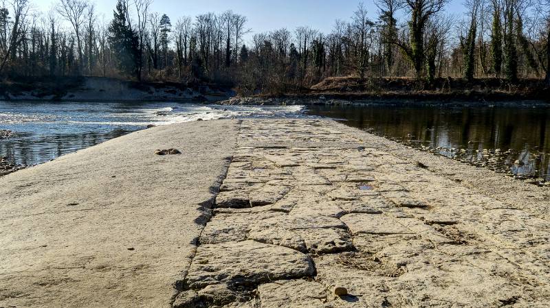 Halb-Staudamm in der Aare