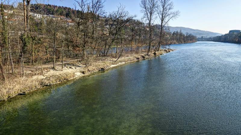 Auf der anderen Seite der Aare ist Auenstein