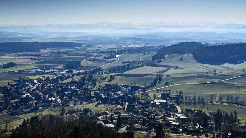 Blick von Stadler Turm Richtung Flughafen Zürich. Die Landepiste ist im