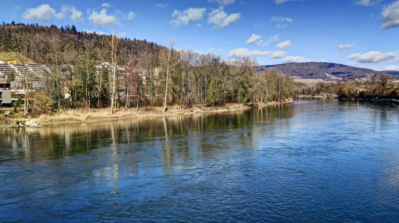 Blaue Aare unter blauem Himmel