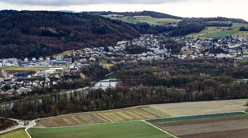 Zusammenfluss von Aare und Reuss. Aare ist von Bäumen verdeckt und