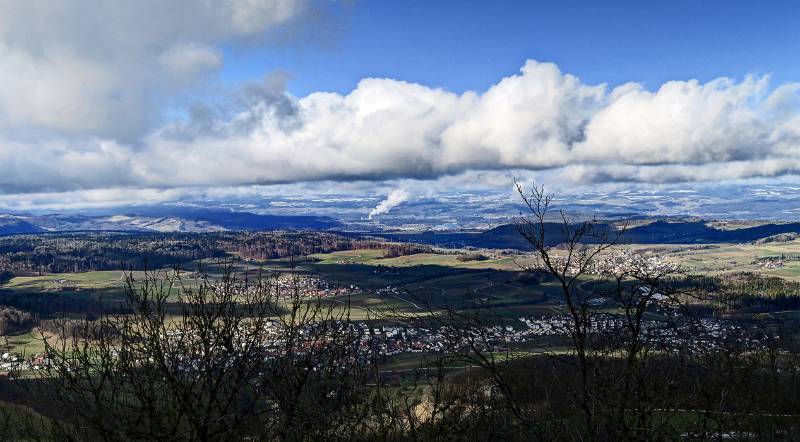 Views vom Burghorn mit Dampfwolke von Kernkraftwerk Leibstadt