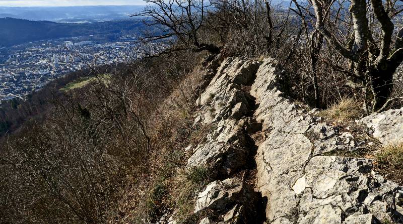 Entlang dem Grat über schräge Felsen