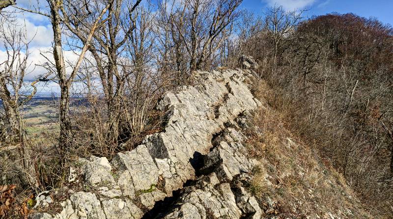 An einigen von Wind geschützten Stellen Felsen sind ziemlich aufgewärmt, sodass man spürt die Wärmestrahlung. Fast