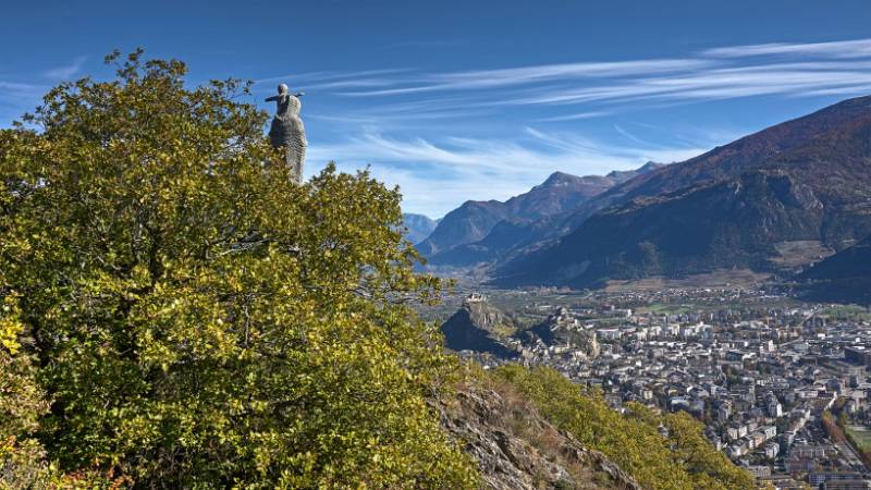 Die Madonna schaut hinunter auf die Stadt Sion