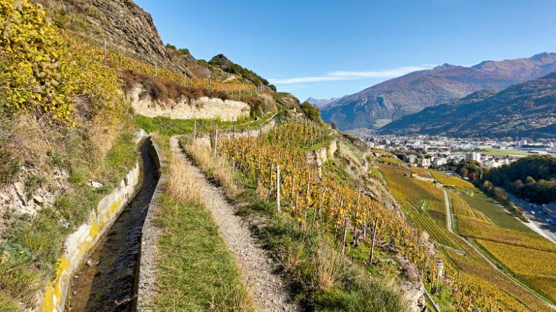 Wanderung leicht aufsteigend entlang der Bisse de Mont d'Orge zurück nach