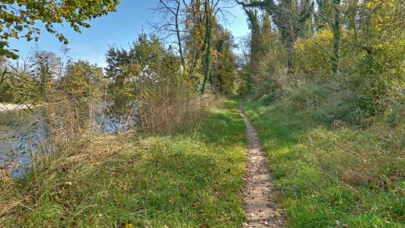 Der bequemer Wanderweg entlang dem Ufer