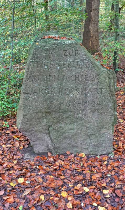 Gedenkstein im Wald