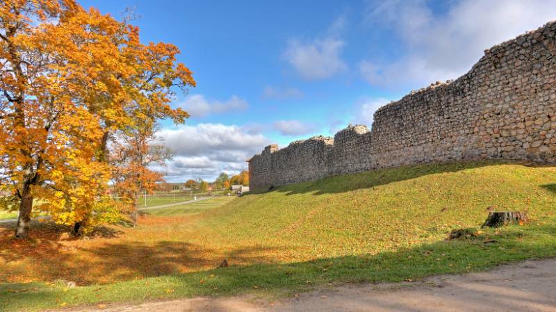 Medininkų pilies siena ir rudens spalvos