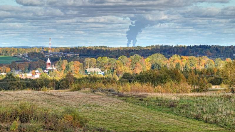 Medininkų pilis ir horizonte garus leidžianti Baltarusijos elektrinė