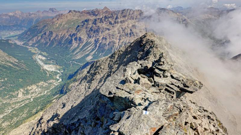 Über den Nord-Ost Grat vorne gibt es schwierigere Aufstiegsroute auf Munt