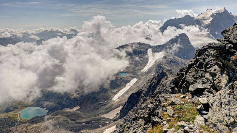 Diavolezza-Seen und der Rest des Gletschers mit Schutzmantel bedeckt