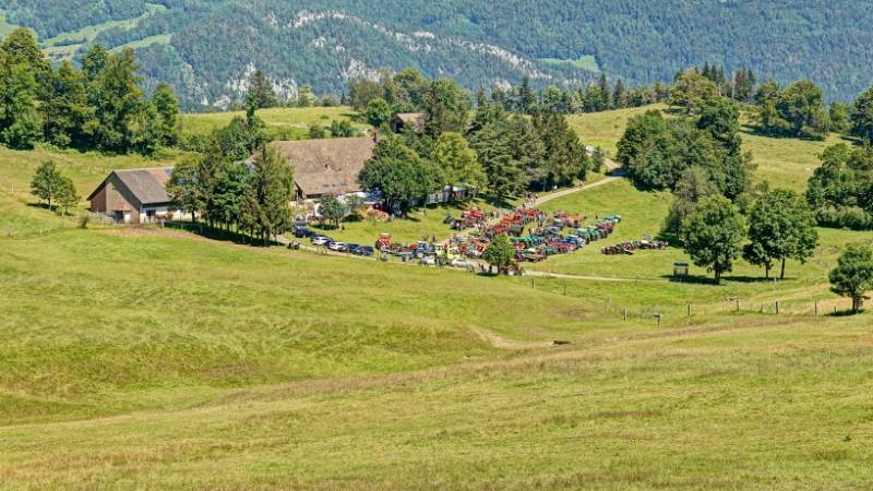 "Jura-Bergfest 2024" mit der Ausstellung von alten Traktoren