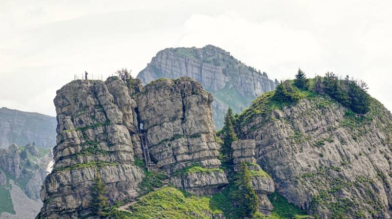 Der Aussichtsgipfel Oberberghorn mit Leitern zum Aufstieg