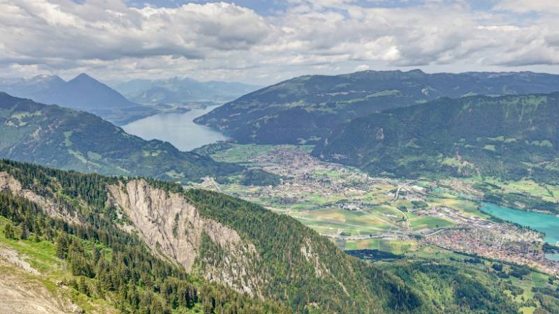 Das Ende von Brienzersee, Bönigen, Interlaken. Thunersee und Niesen (v.l.n.r.)