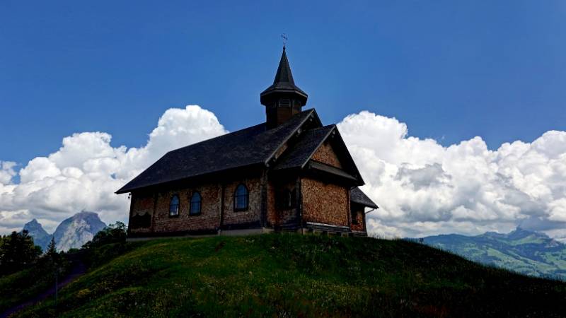 Kapelle mit Holzplatten bedeckt