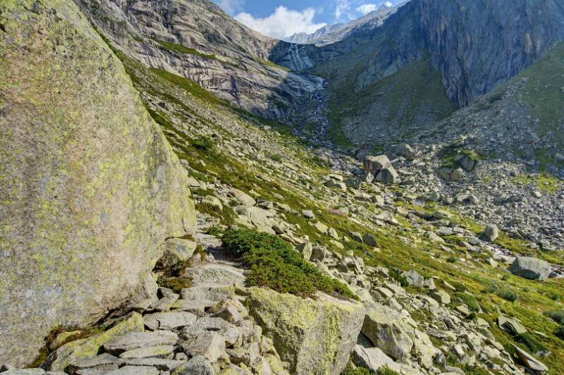 Blick entlang dem Wanderweg zur Gelmerhütte