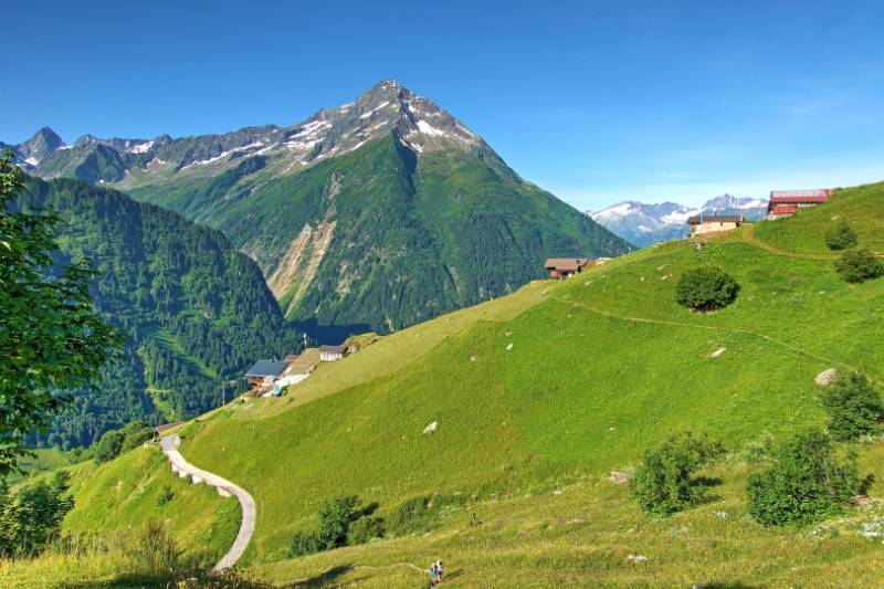 Blick zurück zur Bergstation der Luftseilbahn. Der Gipfel von Bristen im