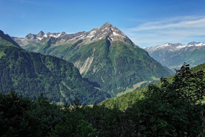 Bristen und der Grat mit Wanderroute ganz vorne