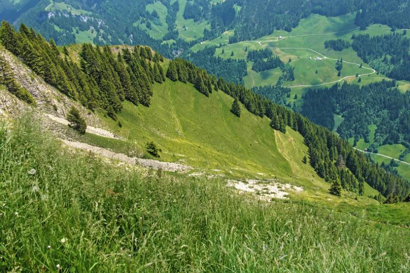 Auf dieser Flanke geht Wanderweg nach Grund