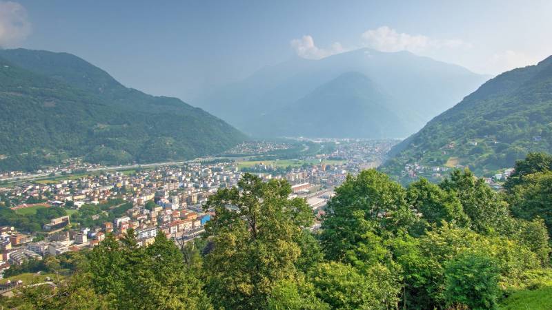 Bellinzona. Blick Richtung der Autobahnverzweigung Gotthard - San Bernardino