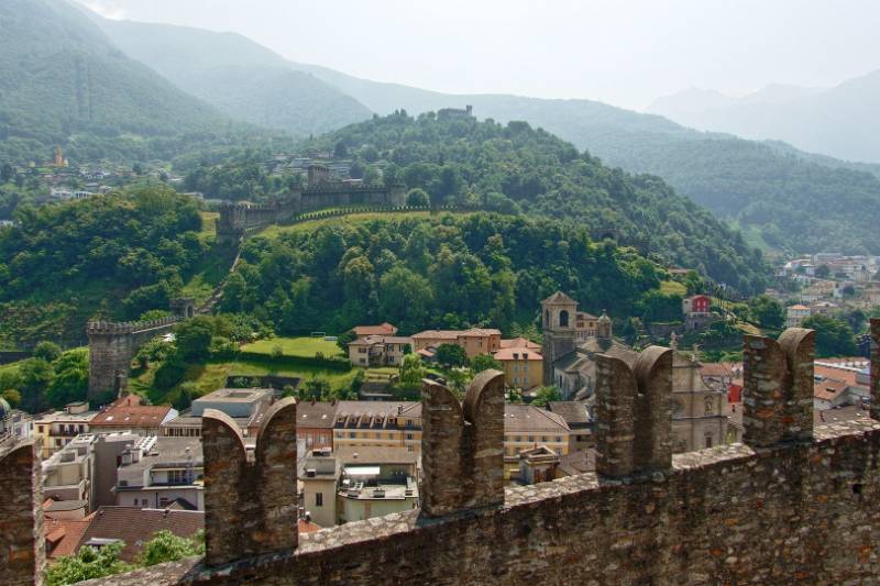 Blick vom Castel Grande auf Castello di Montebello und Castello di