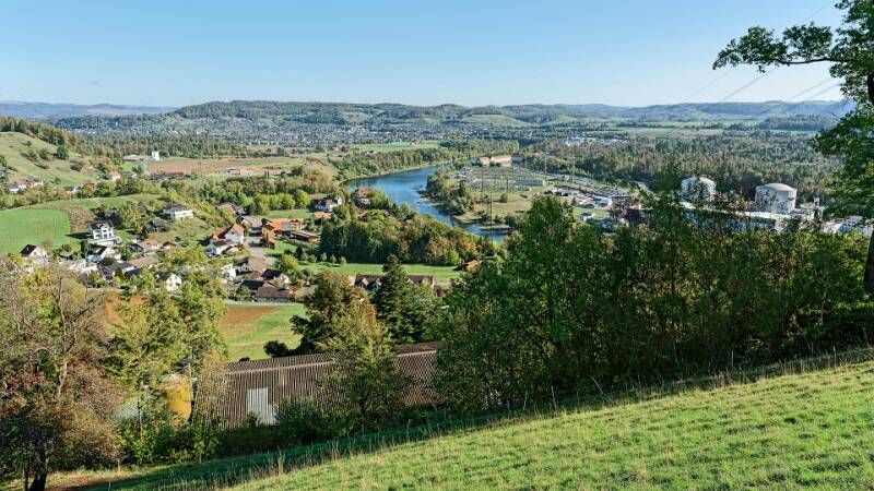 Unten ist kleines Dorf Böttstein