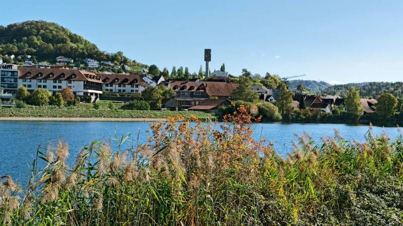 Auf der anderen Seite des Ufers ist Döttingen