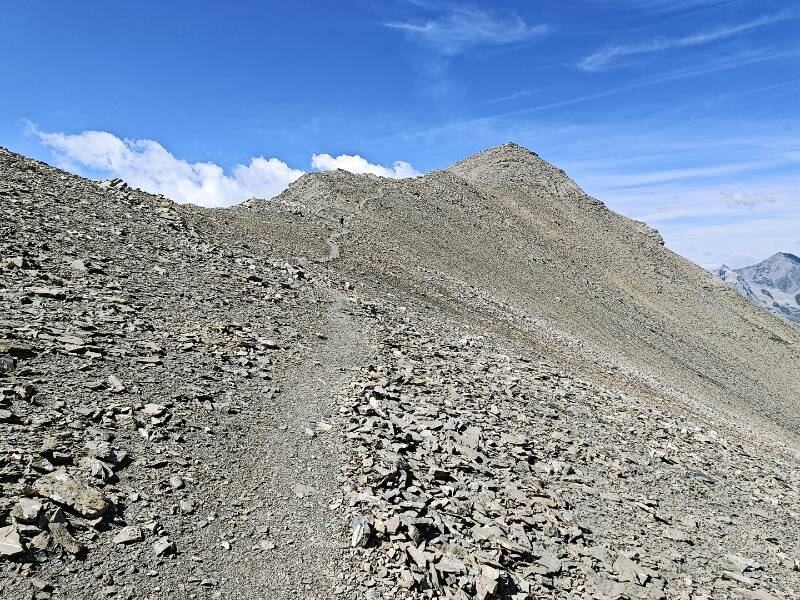 Guter Wanderweg führt zum Gipfel von Igl Compass