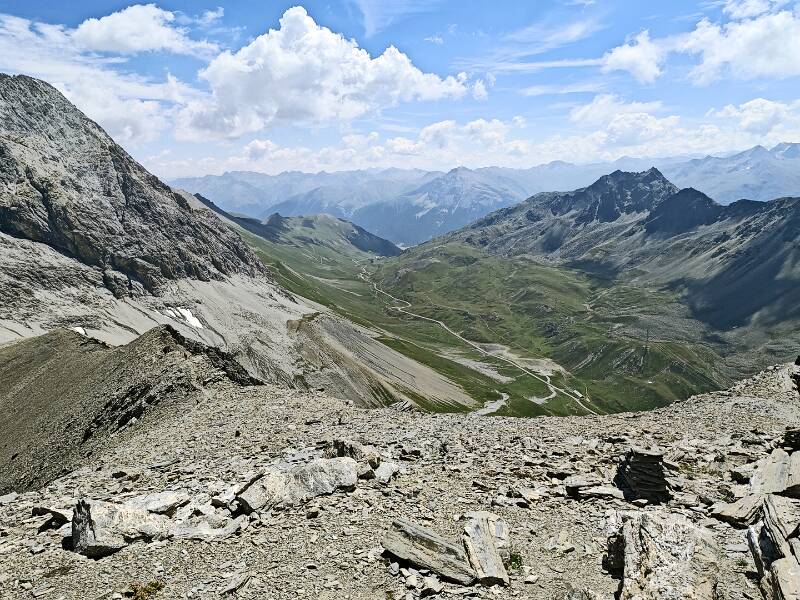 Blick zurück auf den Aufstiegsweg und unten schlängelt Albulapassstrasse Richtung Oberengadin