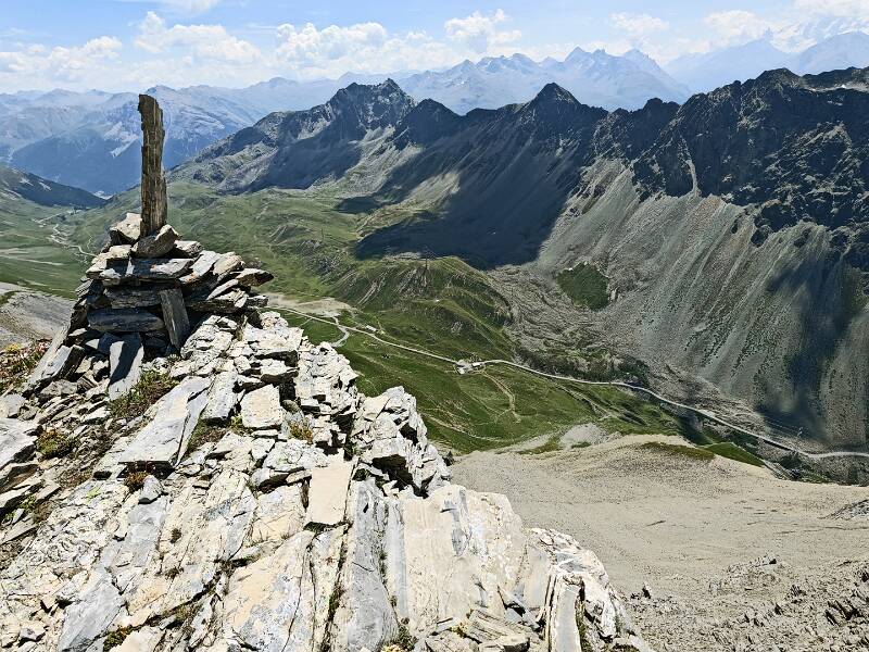Tief unten ist Albulapass