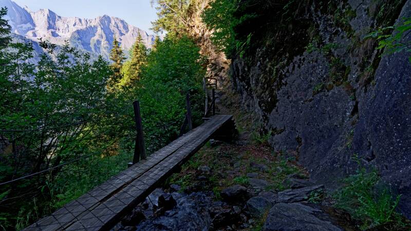 Unterwegs auf dem sehr gut eingerichteten Wanderweg überquert man mehrere kleine