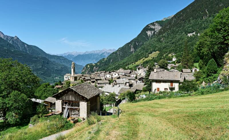 Soglio und weit im Hintergrund. sind die Berge Italiens