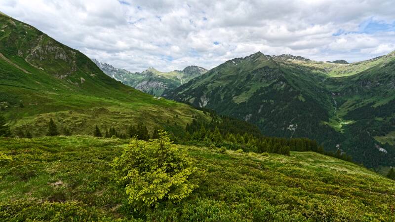Blick auf Vordersäss im Abstieg