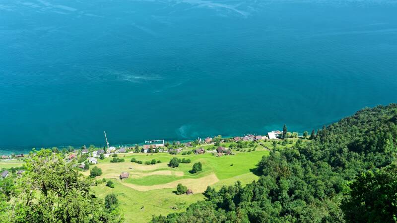 Unten ist Kehrsiten mit Hafen und Kehrsiten-Bürgenstock Bahn