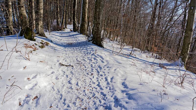 Der Grat wurde breiter, mit ein wenig Schnee bei leichten Minustemperaturen